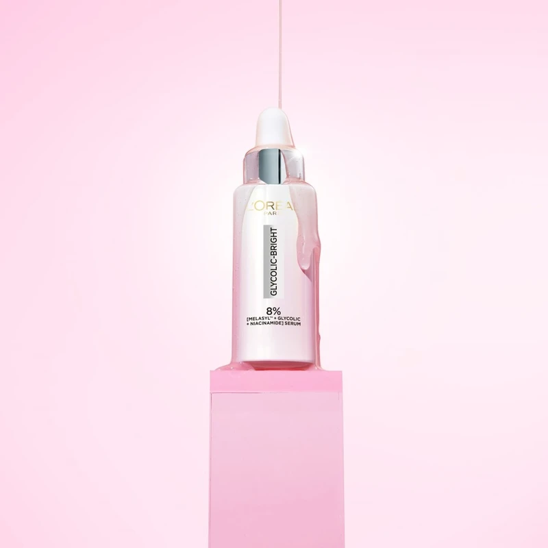 巴黎萊雅「淨亮小粉瓶」淨亮白MELA淡斑精華情境圖。