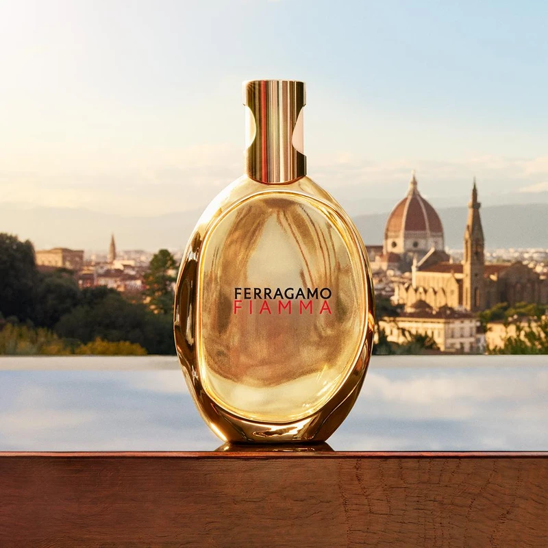 FERRAGAMO FIAMMA熾烈之光女性淡香精情境圖。 FERRAGAMO FIAMMA熾烈之光女性淡香精情境圖。