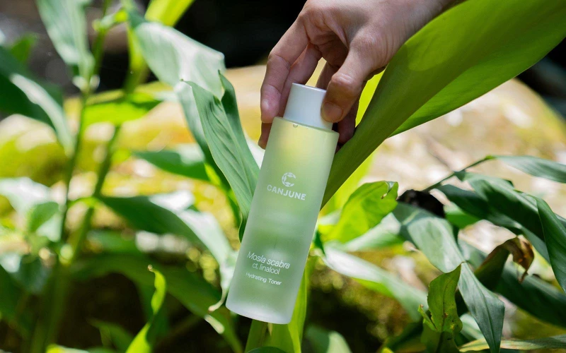 肯園全新犬香薷化妝水補水保濕力強大,彷彿「淋在花朵上的龍眼蜜氣息」,為保養帶來好心情。 肯園全新犬香薷化妝水補水保濕力強大,彷彿「淋在花朵上的龍眼蜜氣息」,為保養帶來好心情。