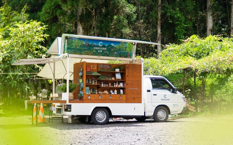 2024年肯園也推出行香私塾-香氣體驗車,探尋且蒸餾在地植物的芬芳,打造行動香氣博物館。 2024年肯園也推出行香私塾-香氣體驗車,探尋且蒸餾在地植物的芬芳,打造行動香氣博物館。