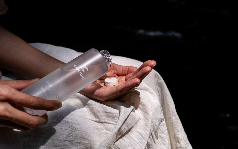 犬香薷化妝水也適合搭配壓縮面膜使用,能舒緩炎熱夏季臉部肌膚。 犬香薷化妝水也適合搭配壓縮面膜使用,能舒緩炎熱夏季臉部肌膚。