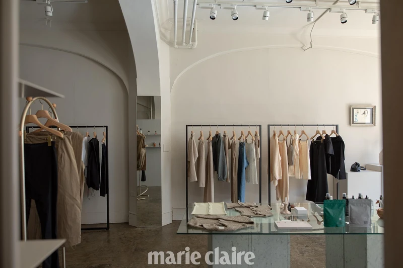 Youngshim Park 將「Little $uzie」大阪旗艦店打造成一個質感會所,希望為人們建構輕盈且舒適的日常衣櫥。 Youngshim Park 將「Little $uzie」大阪旗艦店打造成一個質感會所,希望為人們建構輕盈且舒適的日常衣櫥。