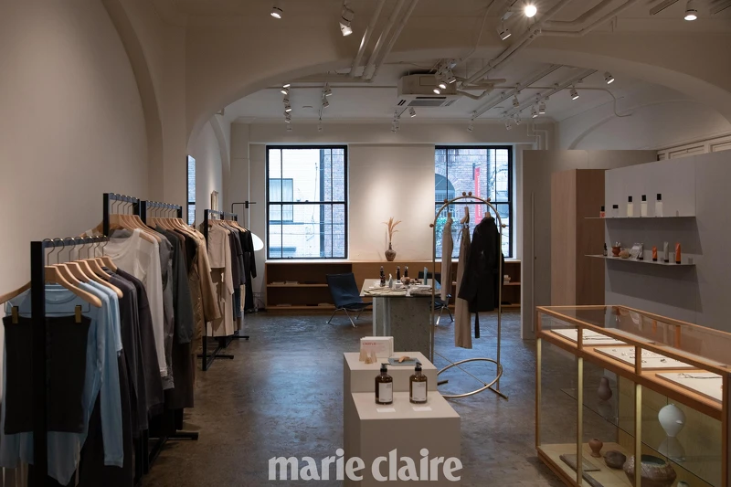 新穎的 The Moon Floor Lamp 來自丹麥品牌 101 Copenhagen;Fritz Hansen 1991年的 PK22 黑色古董椅,則成為視覺重心讓人們可以慢下腳步,坐下來交流;可愛的 ENOKI 咖啡桌來自現駐德國法蘭克福的家具品牌 e15,有各種材質和顏色組合。 新穎的 The Moon Floor Lamp 來自丹麥品牌 101 Copenhagen;Fritz Hansen 1991年的 PK22 黑色古董椅,則成為視覺重心讓人們可以慢下腳步,坐下來交流;可愛的 ENOKI 咖啡桌來自現駐德國法蘭克福的家具品牌 e15,有各種材質和顏色組合。