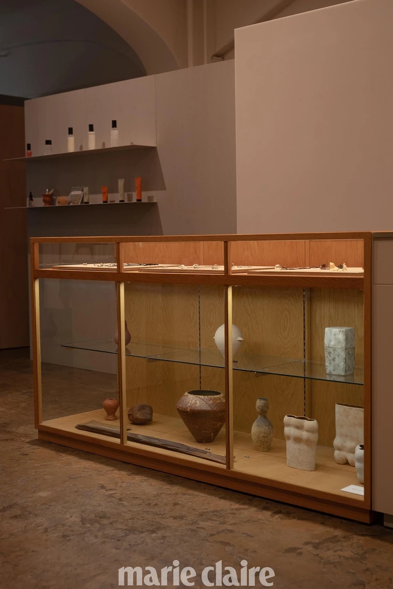 空間裡展示的陶器作品則出自京都陶藝師 Yukico Yamada 之手。