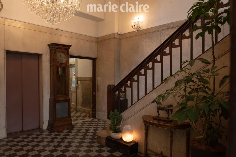 「大阪農林會館」保留完善的木製扶手與磁磚地板,牆上的舊燭台燈和古老大鐘,讓建築散發著懷舊氣息。 「大阪農林會館」保留完善的木製扶手與磁磚地板,牆上的舊燭台燈和古老大鐘,讓建築散發著懷舊氣息。