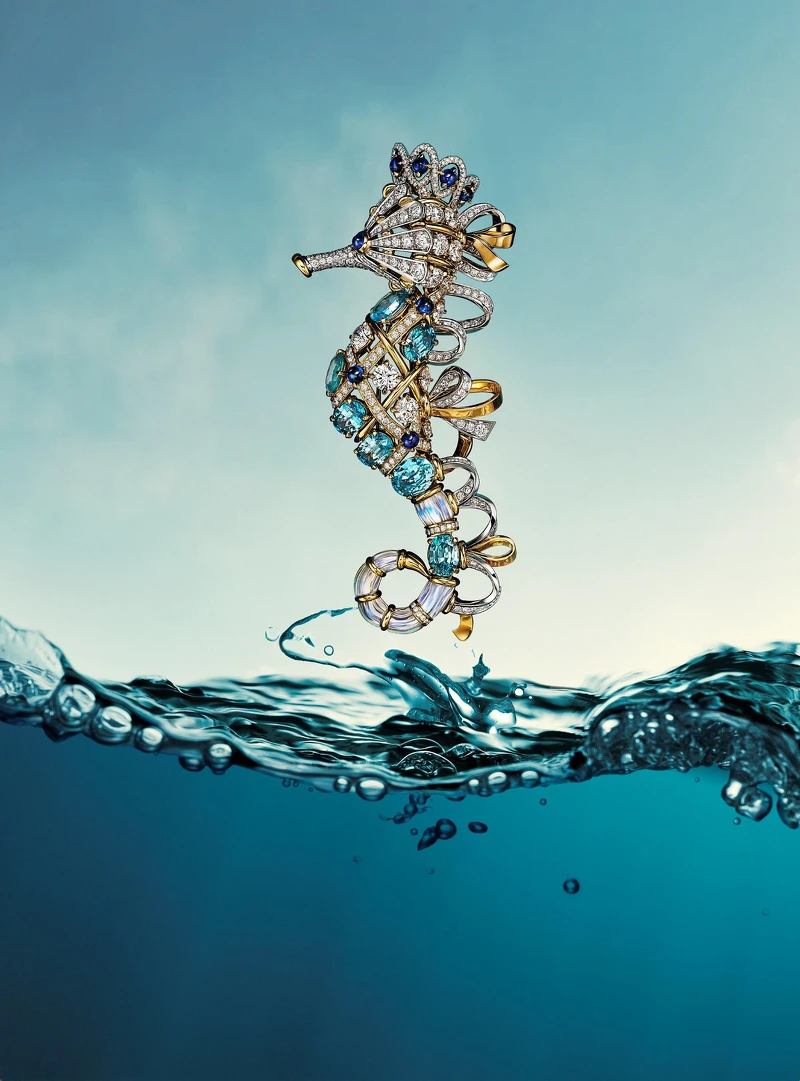 2025 Blue Book高級珠寶Sea of Wonder—Seahorse系列 鉑金與黃K金鑲嵌總重逾12克拉的藍色風信子石、藍寶石、月光石與鑽石胸針_情境圖