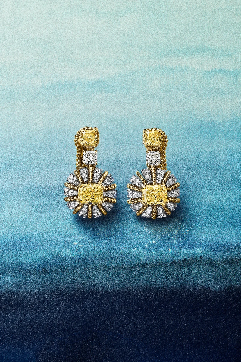 2025 Blue Book高級珠寶Sea of Wonder—Urchin系列 鉑金與黃K金鑲嵌4顆逾6克拉改良式矩形及長方形明亮式切割濃彩黃鑽與鑽石耳環_情境圖