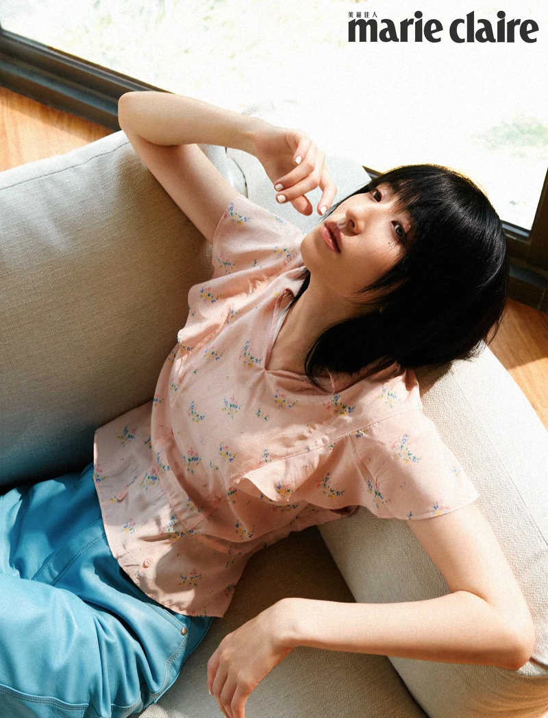 粉膚色花卉上衣、藍色皮革長褲,Both by Prada。 粉膚色花卉上衣、藍色皮革長褲,Both by Prada。