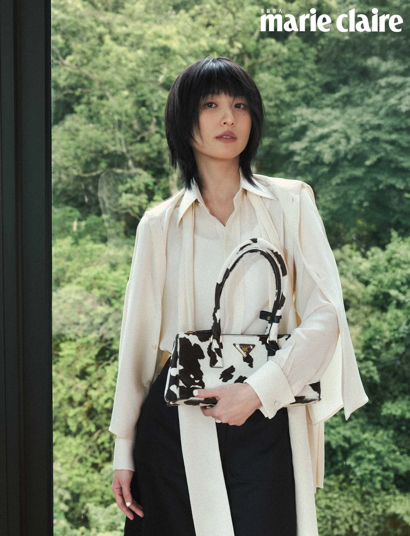 象牙白絲質繫帶襯衫、象牙白絲質外罩襯衫、黑色長裙、Galleria 動物紋印花提包,All by Prada。 象牙白絲質繫帶襯衫、象牙白絲質外罩襯衫、黑色長裙、Galleria 動物紋印花提包,All by Prada。