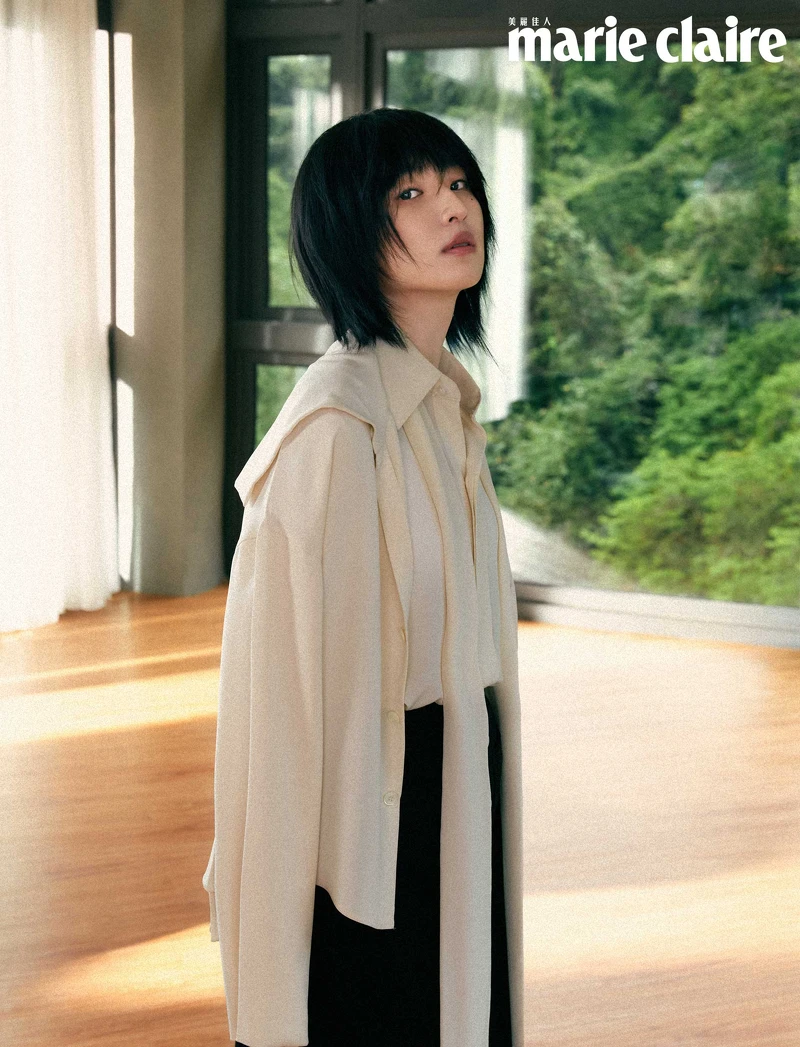 象牙白絲質繫帶襯衫、象牙白絲質外罩襯衫、黑色長裙,All by Prada。 象牙白絲質繫帶襯衫、象牙白絲質外罩襯衫、黑色長裙,All by Prada。