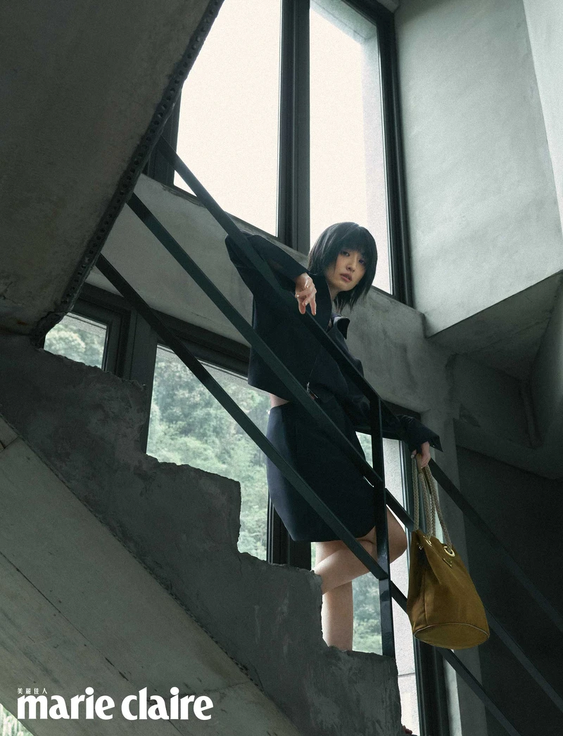 深藍色羊毛夾克、深藍色羊毛短裙,皮革流蘇便鞋、Re-Nylon 繩索水桶包,All by Prada。 深藍色羊毛夾克、深藍色羊毛短裙,皮革流蘇便鞋、Re-Nylon 繩索水桶包,All by Prada。