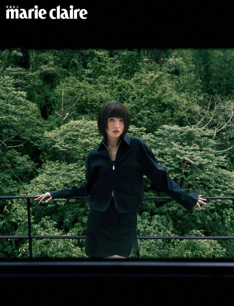 深藍色羊毛夾克、深藍色羊毛短裙,Both by Prada。 深藍色羊毛夾克、深藍色羊毛短裙,Both by Prada。