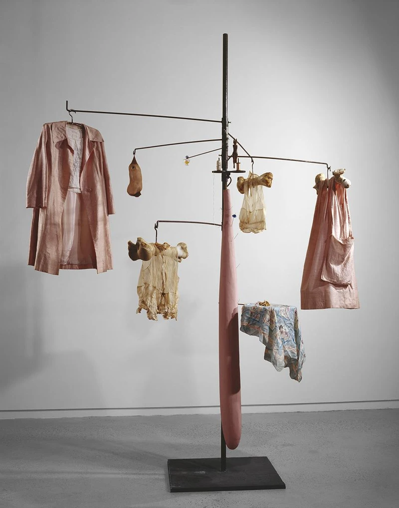 《粉紅日與憂鬱日》（Pink Days and Blue Days），鋼、布料、骨頭、木頭、玻璃、橡膠與複合媒材，297.2 x 221 x 221 cm，1997。 © 伊斯頓基金會，經紐約 ARS VAGA 授權，攝影／Peter Bellamy