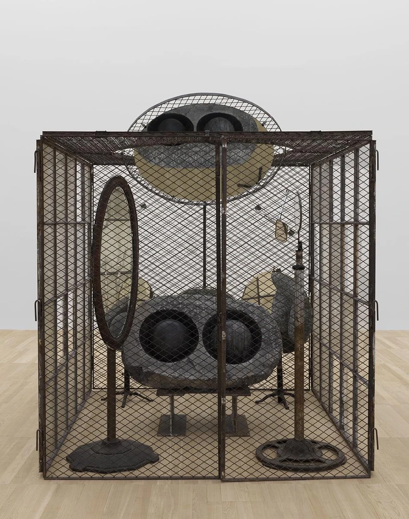 《牢籠（眼與鏡）》（Cell (Eyes and Mirrors)），大理石、鏡子、鋼與玻璃，236.2 x 210.8 x 218.4 cm，1989–1993。倫敦泰德現代美術館典藏。 © 伊斯頓基金會，經紐約 ARS VAGA 授權，攝影／Marcus Leith