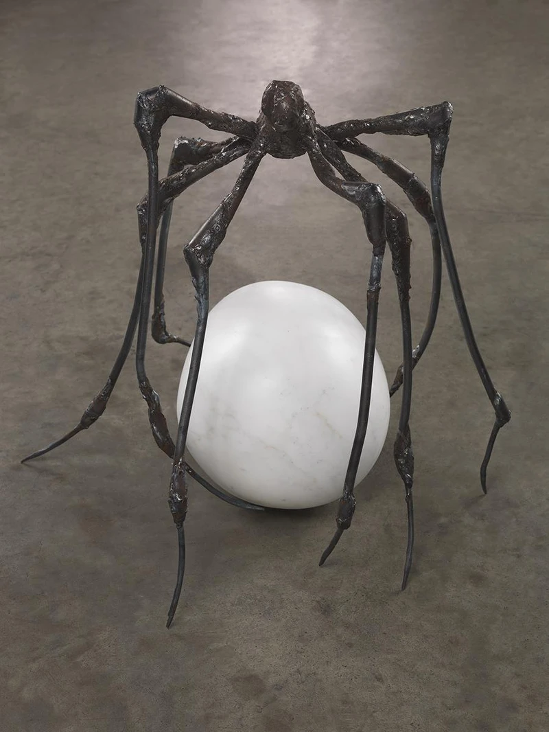 《蜘蛛》（Spider），鋼與大理石，52.1 x 44.5 x 53.3 cm，2000。 © 伊斯頓基金會，經紐約 ARS VAGA 授權，攝影／Christopher Burke