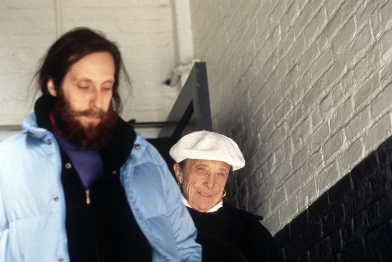 1993年，路易絲與 Jerry Gorovoy 正離開布魯克林工作室。 © 經紐約 ARS VAGA、蘇黎世 ProLitteris 授權，攝影／Vera Isler-Leiner