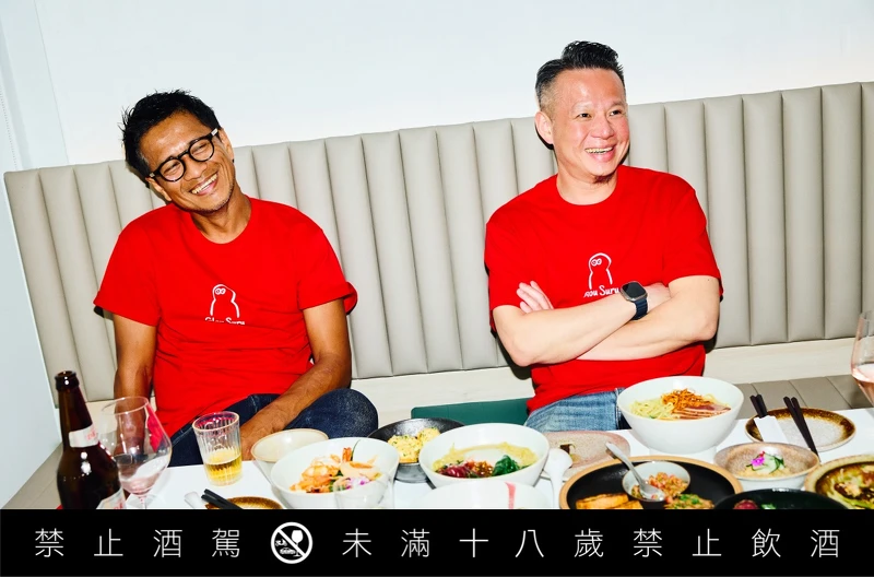 「鳥苑 Torien Yakitori」主廚湯仲鴻（Tommy）與屏東「AKAME」主廚彭天恩（Alex）。