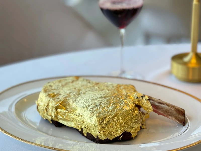 最具話題的「24K黃金牛排」。 最具話題的「24K黃金牛排」。