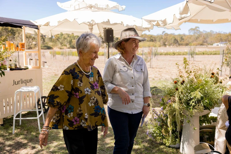 Jurlique共同創辦人之一的Ulrike Klein與農場經理Cherie Hutchinson。 Jurlique共同創辦人之一的Ulrike Klein與農場經理Cherie Hutchinson。