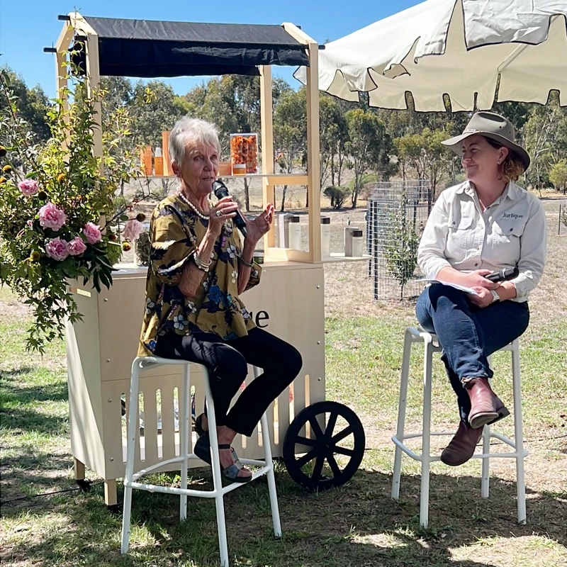 Jurlique共同創辦人之一的Ulrike Klein與農場經理Cherie Hutchinson。 Jurlique共同創辦人之一的Ulrike Klein與農場經理Cherie Hutchinson。