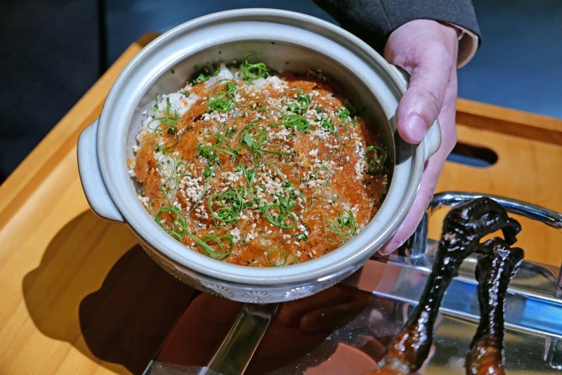 「台東玉米雞|越光米|芝麻」,以台東玉米雞為主要食材。 「台東玉米雞|越光米|芝麻」,以台東玉米雞為主要食材。