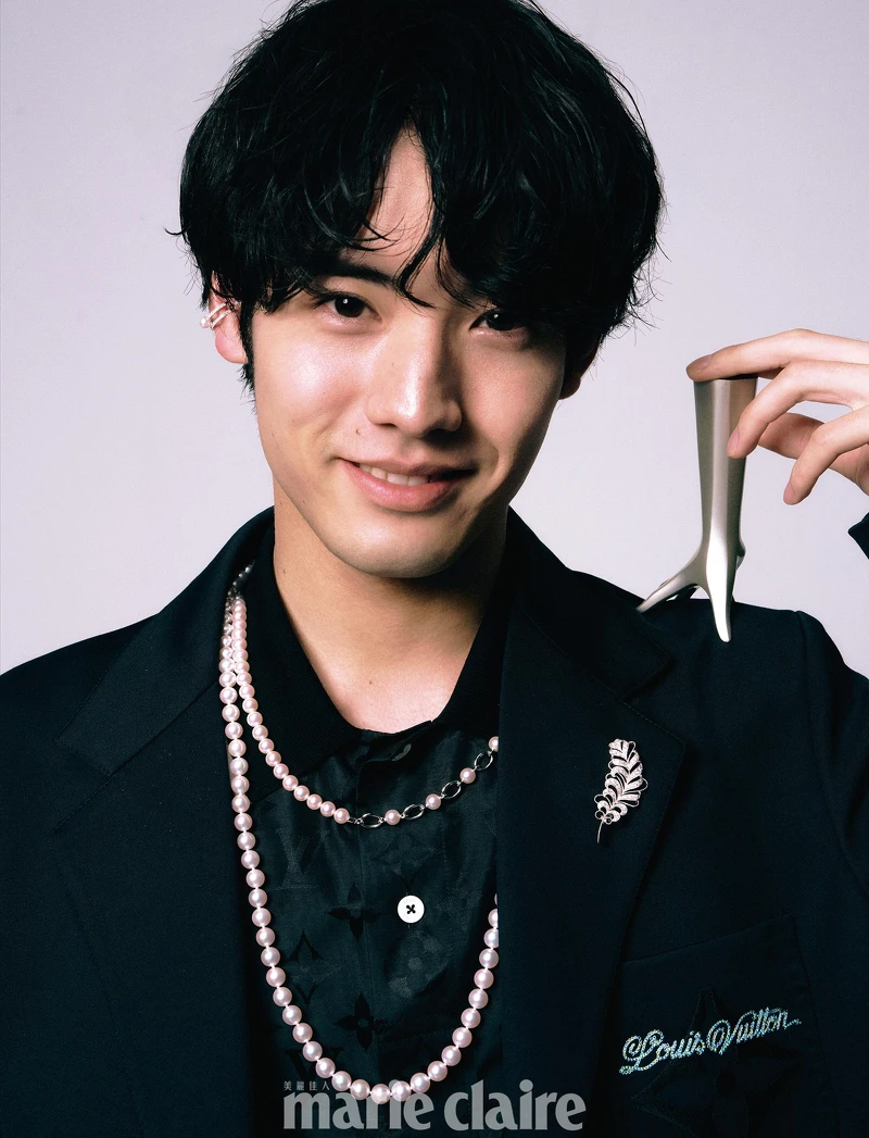 刺繡西裝外套、黑色Polo上衣，both by Louis Vuitton；M Code Liberte 珍珠項鍊、長珍珠項鍊、鑲鑽耳骨夾、羽毛造型鑽石胸針，all by Mikimoto。 