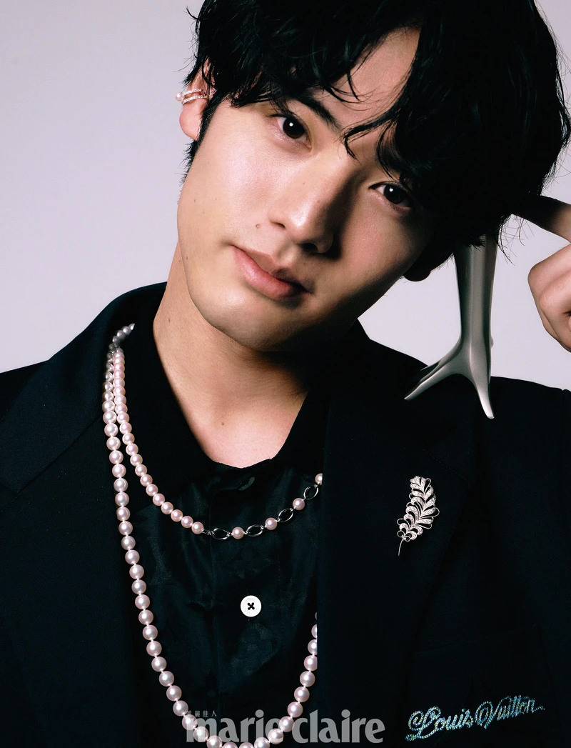 刺繡西裝外套、黑色Polo上衣，both by Louis Vuitton；M Code Liberte 珍珠項鍊、長珍珠項鍊、鑲鑽耳骨夾、羽毛造型鑽石胸針，all by Mikimoto。 