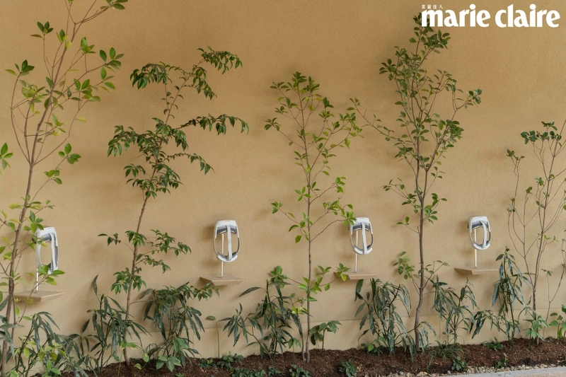 VR裝置由法國女演員、導演、藝術家Mélanie Laurent所設計。