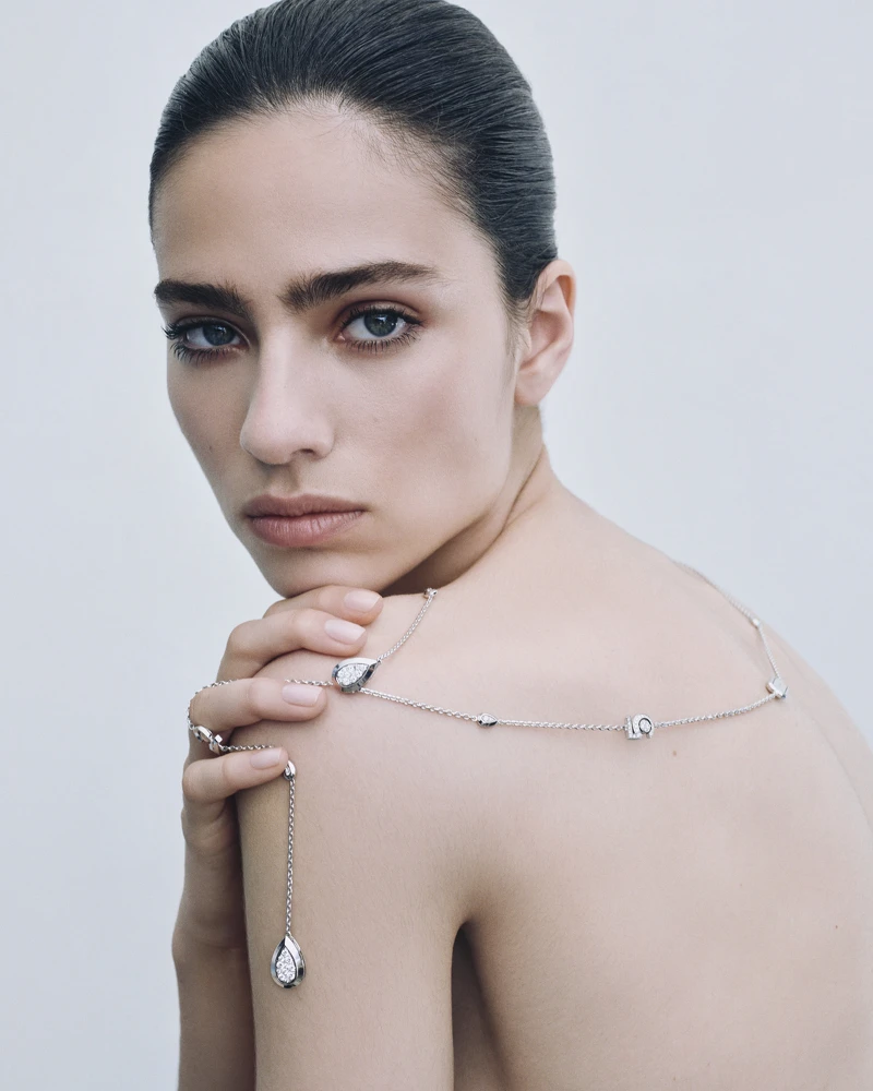 模特兒 Loli Bahia 的演繹示範下,盡顯自由、自信、剛柔並濟的珠寶魅力