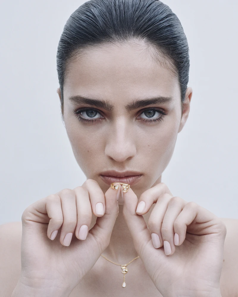 模特兒 Loli Bahia 的演繹示範下,盡顯自由、自信、剛柔並濟的珠寶魅力