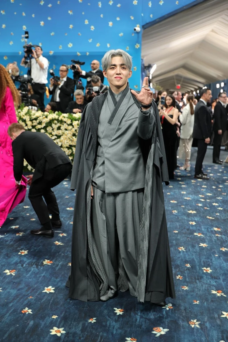 SEVENTEEN 隊長 Scoups 於 2025 Met Gala 紅毯，身穿 BOSS 訂製造型