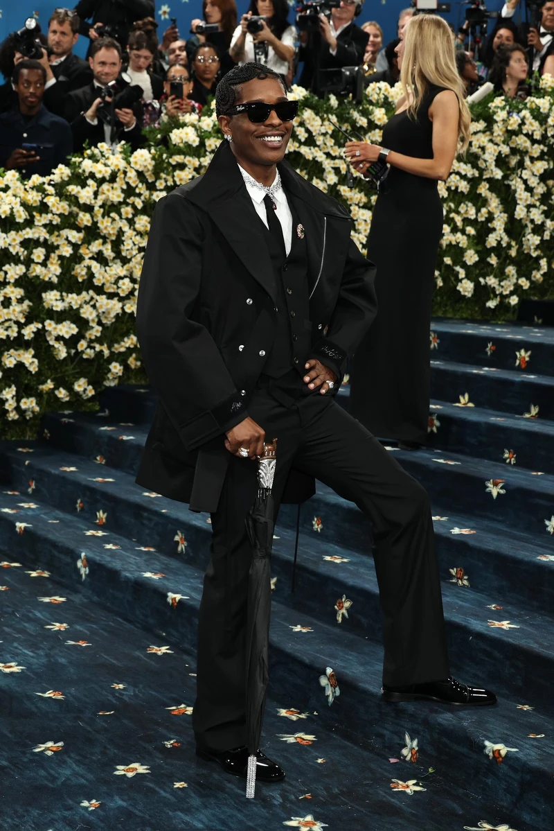 A$AP Rocky 於 2025 Met Gala 紅毯，身穿黑色雙排扣西服