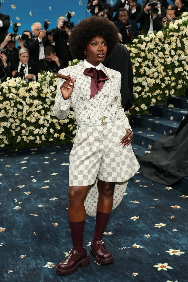 Doechii 於 2025 Met Gala 紅毯，身穿 Louis Vuitton 白色棋盤格短褲與 Monogram 西裝