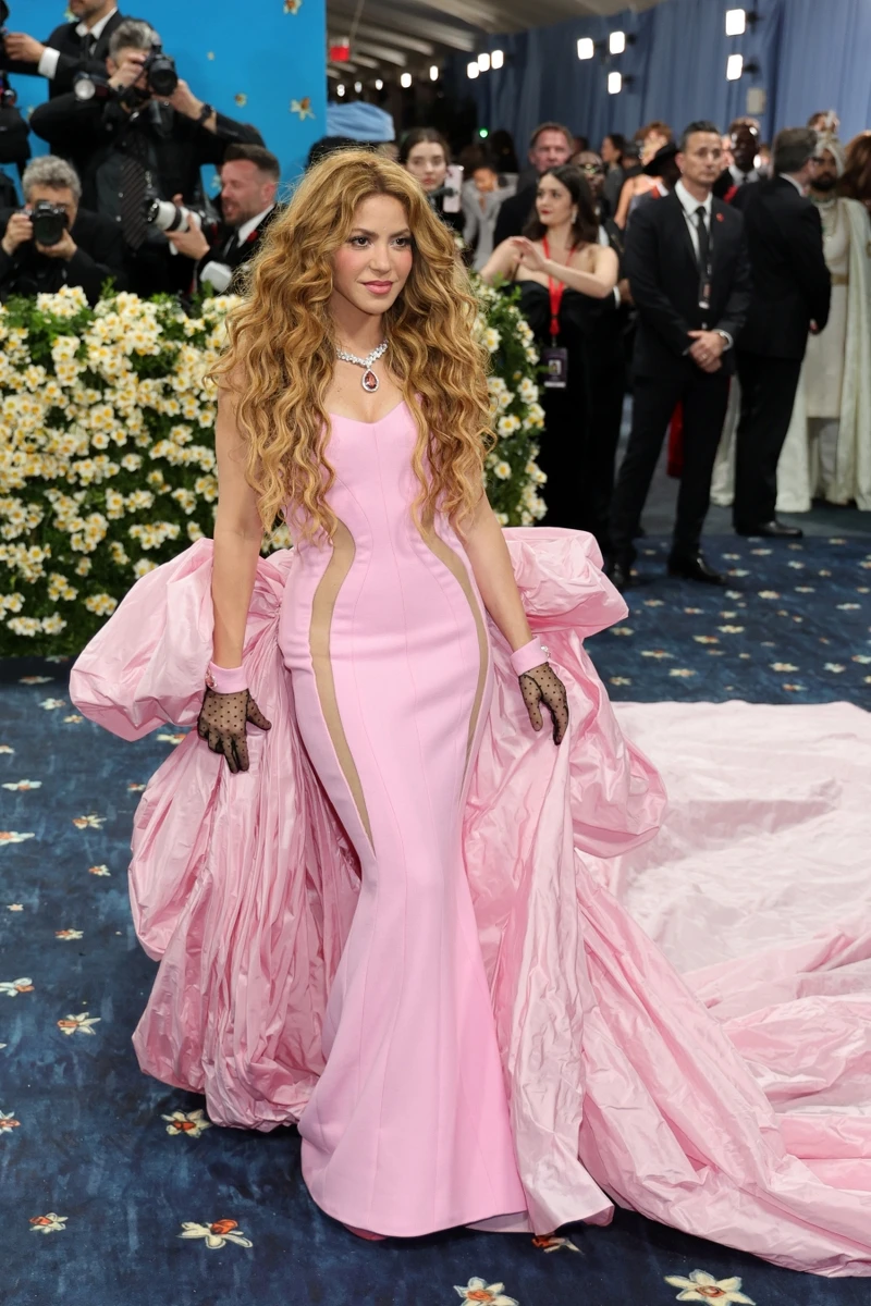 Shakira 於 2025 Met Gala 紅毯，身穿粉色系拖尾禮服
