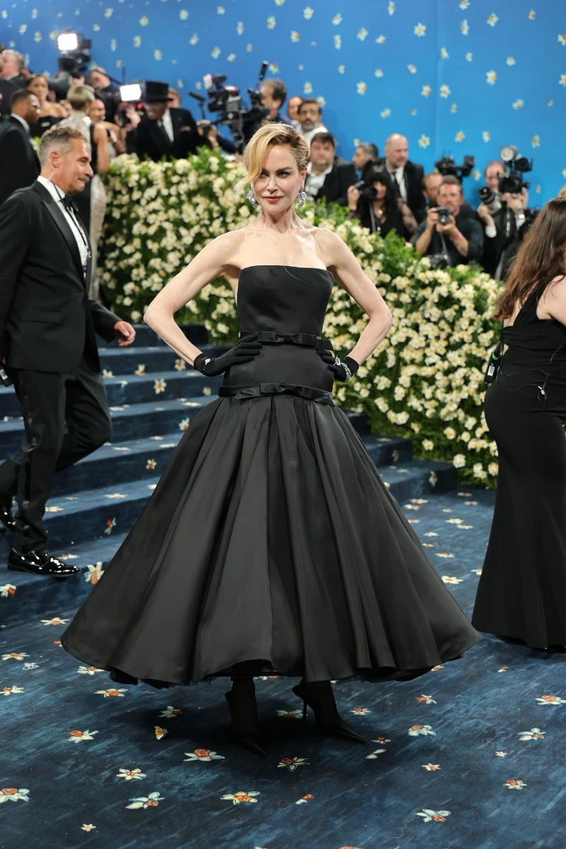 Nicole Kidman 於 2025 Met Gala 紅毯，身穿 Balenciaga 訂製禮服