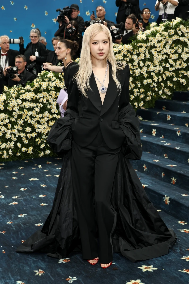 Rosé 於 2025 Met Gala 紅毯，身穿 Saint Laurent 黑色套裝