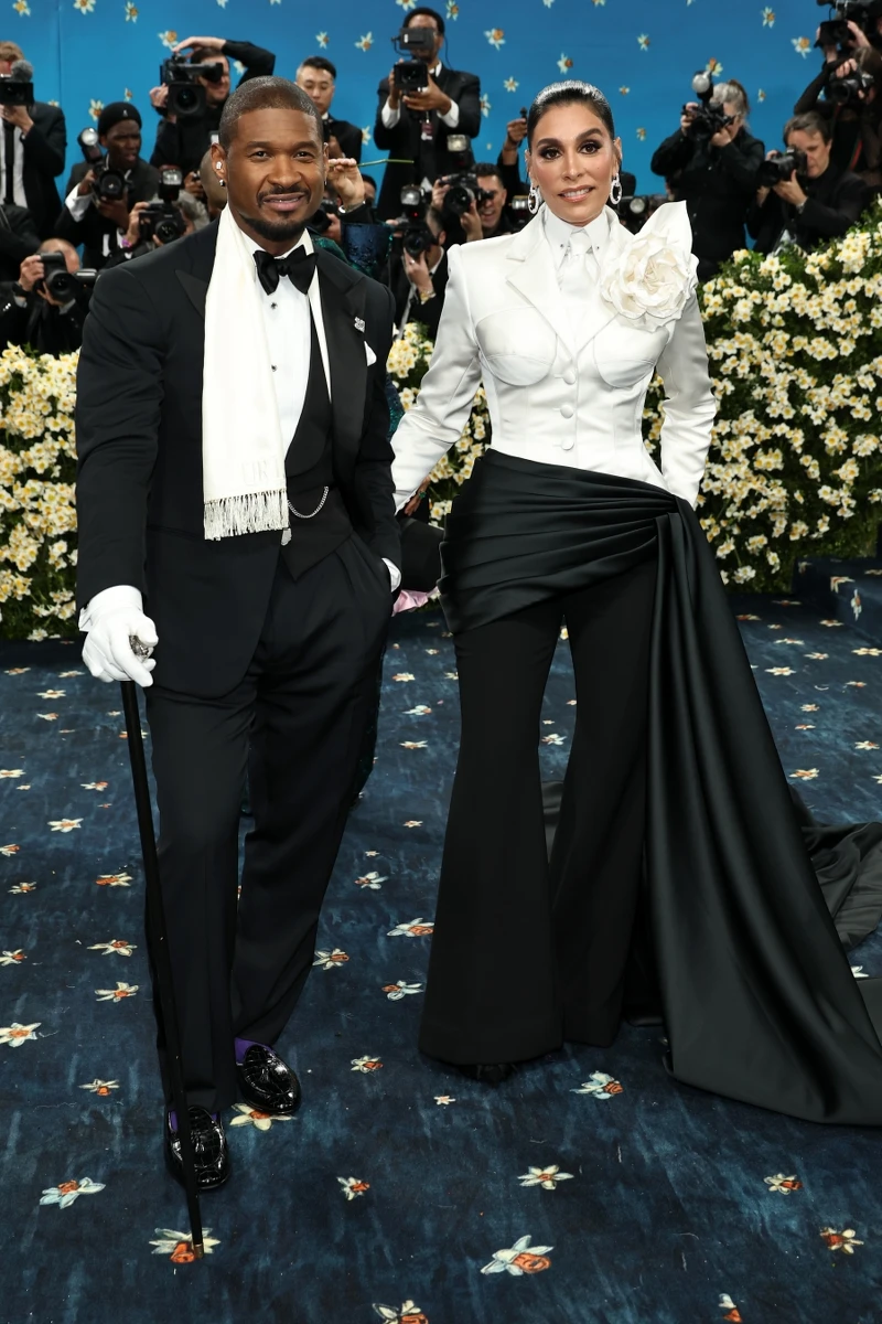 Usher 於 2025 Met Gala 紅毯，身穿 Ralph Lauren 訂製黑色西裝