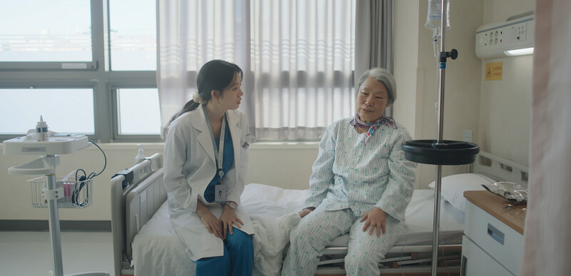 原本急著想出院的玉任奶奶，在表景南的照料下變得願意好好住院治療。