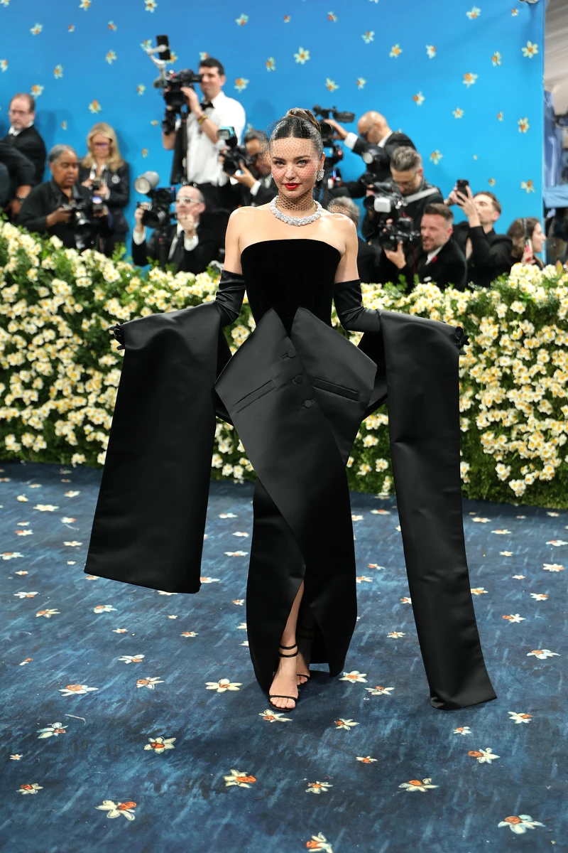 Miranda Kerr 於 2025 Met Gala 紅毯，身穿 Dior 黑色絲絨無肩帶禮服