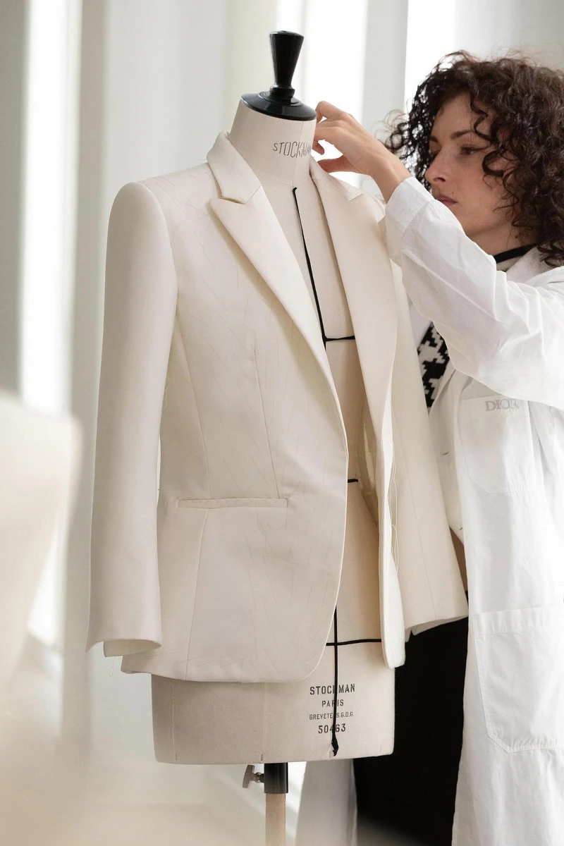 澤井杏奈穿著的Dior套裝耗時工坊160小時製作