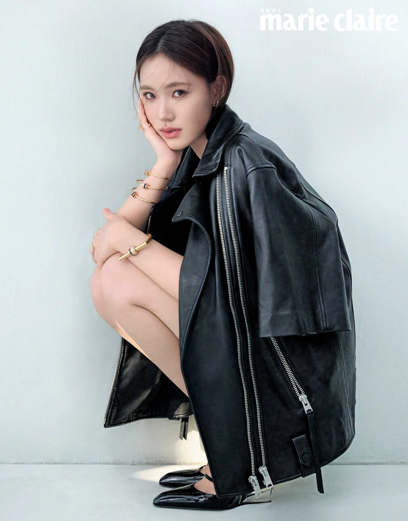 短袖皮衣，Allsaints；黑色高跟鞋，Gucci；Quatre Classique系列耳環、Quatre Classique系列Tube手環、Quatre Classique系列戒指、Quatre Classique系列Tube指間戒，all by Boucheron。