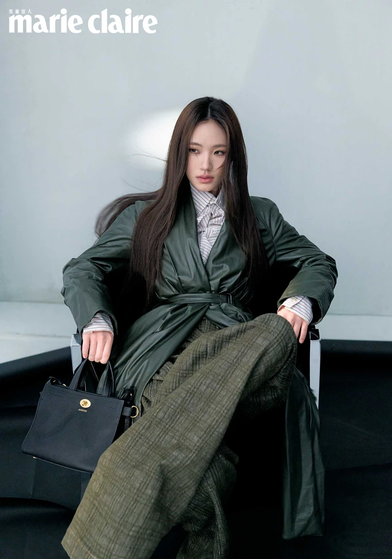 墨綠色皮大衣、條紋襯衫、棕色格紋長褲、黑色手提包，all by Burberry。