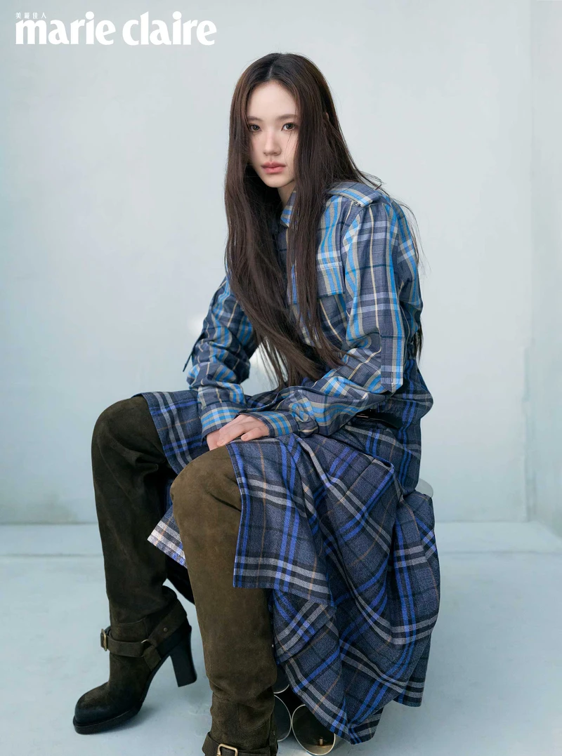 藍色格紋軍裝襯衫、藍色格紋長裙、麂皮過膝長靴，all by Burberry。