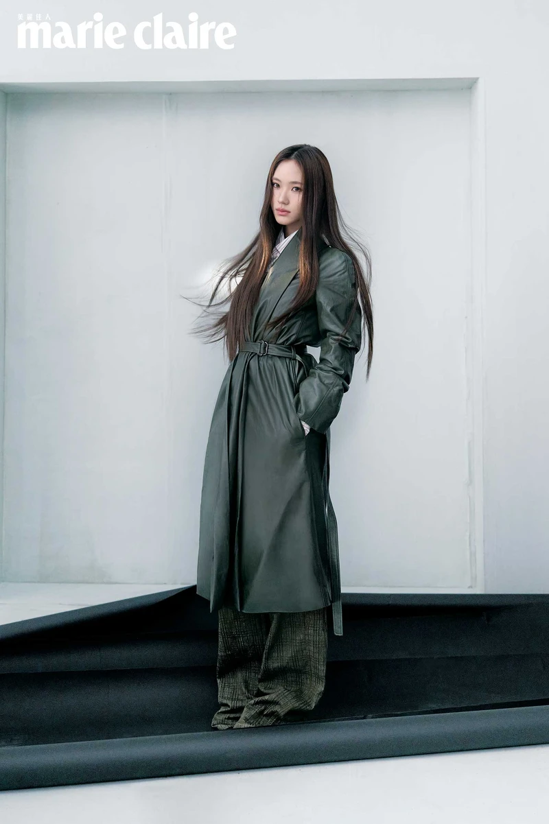 墨綠色皮大衣、條紋襯衫、棕色格紋長褲，all by Burberry。