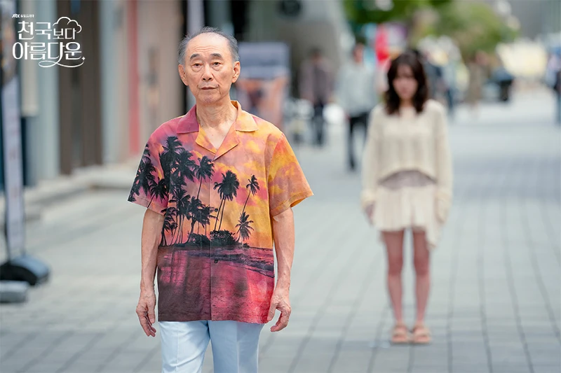 小絮被樂俊帶回人間,看看能不能想起什麼。路上出現一位身著夏威夷襯衫的阿北,被小絮直愣愣地盯著,小絮想起什麼了嗎? 小絮被樂俊帶回人間,看看能不能想起什麼。路上出現一位身著夏威夷襯衫的阿北,被小絮直愣愣地盯著,小絮想起什麼了嗎?
