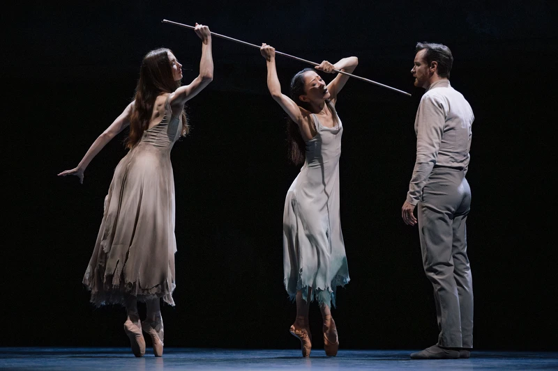 《吉賽兒》現場演出照片，左為艾瑪・霍斯（Emma Hawes）飾演 瑪莎（Myrtha）、中高橋絵里奈（Erina Takahashi）飾演 吉賽兒（Giselle）、右詹姆斯・斯特里特（James Streeter）飾演 阿爾伯特（Albrecht）（國家兩廳院提供，攝影 李佳曄 Lee Chia-Yeh）