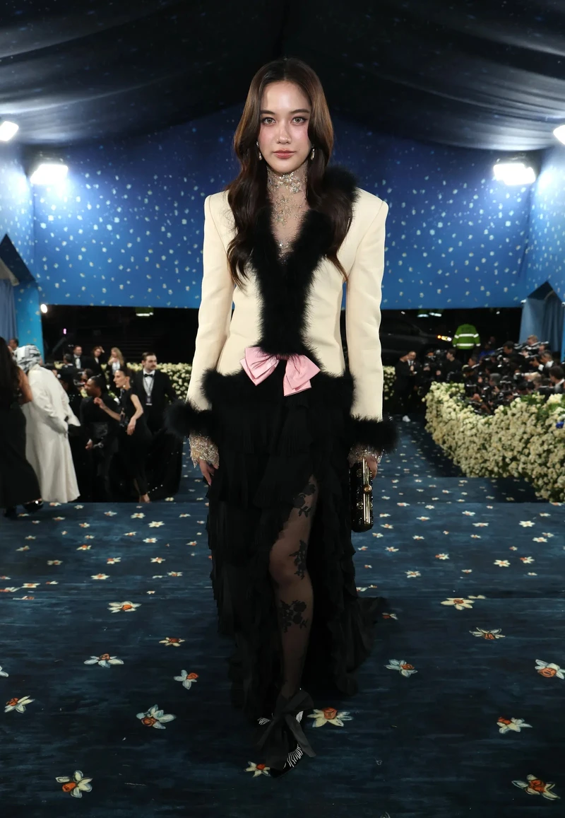 Valentino 品牌代言人 Freen Sarocha在 2025 Met Gala 紅毯穿著創意總監 Alessandro Michele 為其量身打造的 Valentino 訂製造型，搭配 Valentino Garavani 配飾，展現率性優雅的迷人風采。