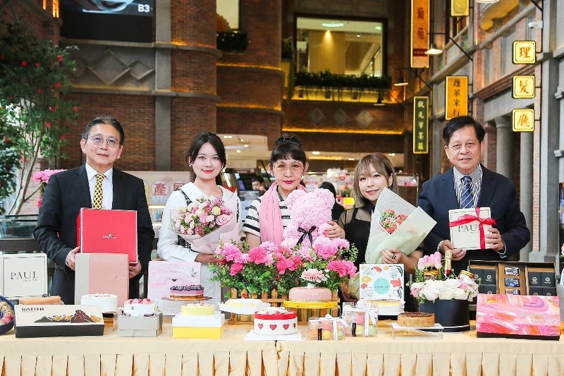 遠東百貨徐雪芳總經理(中)林彰豐營運長(右起)、陳佑任副總嚴選母親節好禮,畫家張郡珊(右二)和世娙嫣一起試吃。 遠東百貨徐雪芳總經理(中)林彰豐營運長(右起)、陳佑任副總嚴選母親節好禮,畫家張郡珊(右二)和世娙嫣一起試吃。
