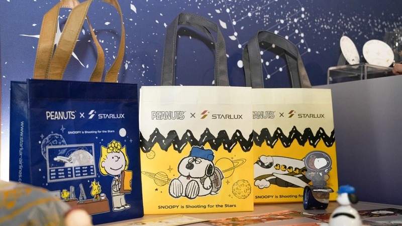 2025「星宇航空STARLUX x PEANUTS史努比主題航班」免稅品購物袋 2025「星宇航空STARLUX x PEANUTS史努比主題航班」免稅品購物袋