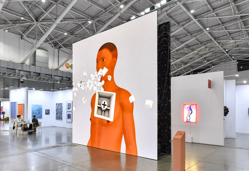 旅居巴黎的新媒體傳奇藝術家鄭淑麗，呈現一件數位動態影像裝置作品，展現不斷變形的自我肖像，對人工智慧的運作邏輯提出質疑與挑戰。此圖由台北當代提供。